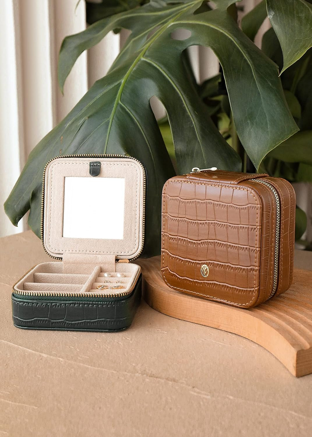 Trendy Portable Travel Jewelry Organizer Box for Women - Perfect Gift for Best Friends! (Crocodile Black Pattern)