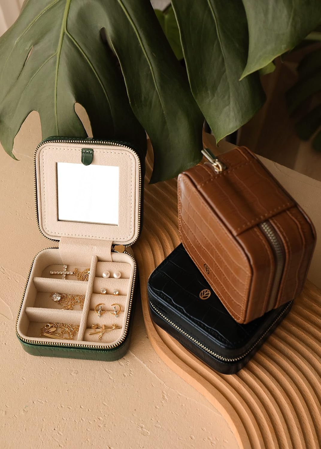 Chic Travel Jewelry Organizer - Portable Case for Necklaces, Earrings, Bracelets & Rings - Perfect Birthday Gift for Best Friends - Trendy Crocodile Emerald Design