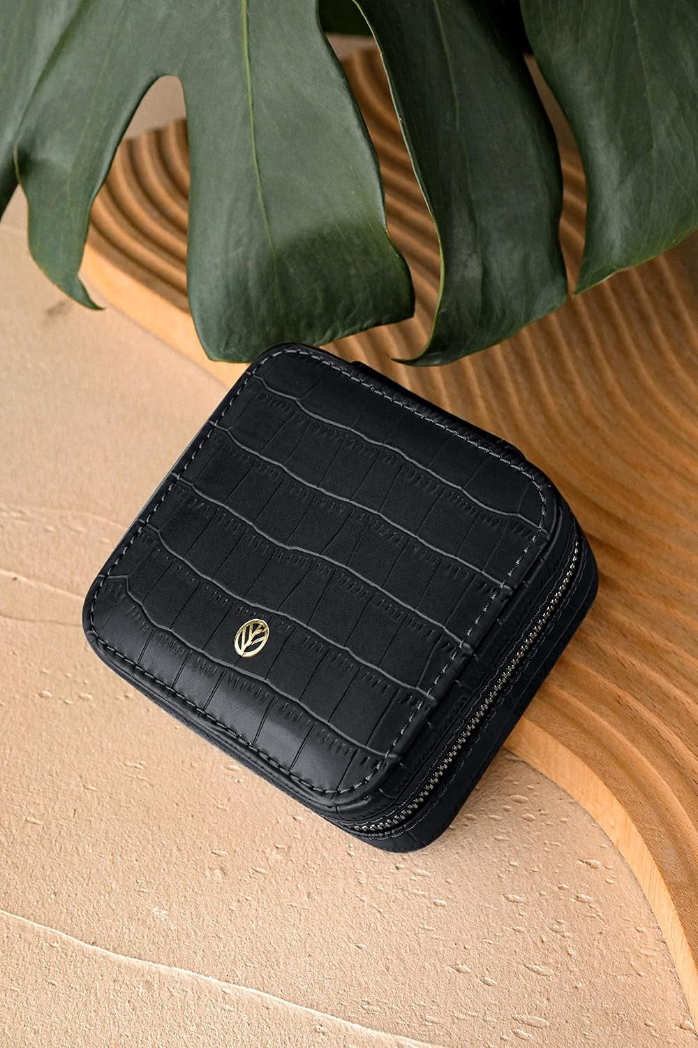 Trendy Portable Travel Jewelry Organizer Box for Women - Perfect Gift for Best Friends! (Crocodile Black Pattern)