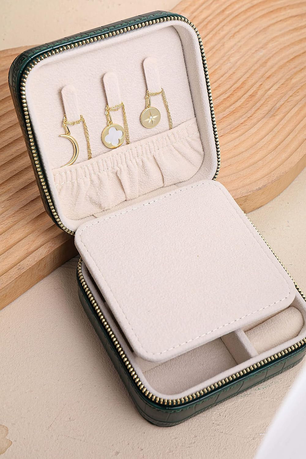 Chic Travel Jewelry Organizer - Portable Case for Necklaces, Earrings, Bracelets & Rings - Perfect Birthday Gift for Best Friends - Trendy Crocodile Emerald Design