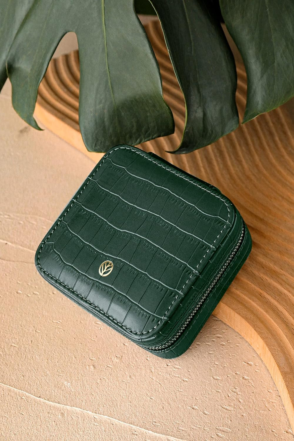 Chic Travel Jewelry Organizer - Portable Case for Necklaces, Earrings, Bracelets & Rings - Perfect Birthday Gift for Best Friends - Trendy Crocodile Emerald Design