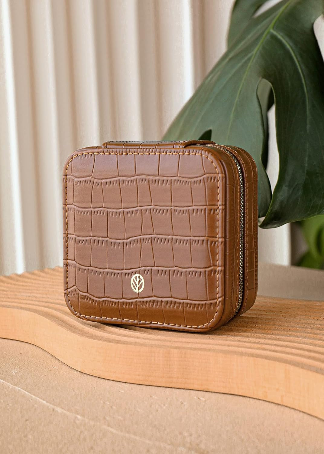 Chic Travel Jewelry Organizer Box for Women - Portable Case for Necklaces, Earrings, Bracelets & Rings - Perfect Birthday Gift for Best Friends - Trendy Crocodile Brown Design