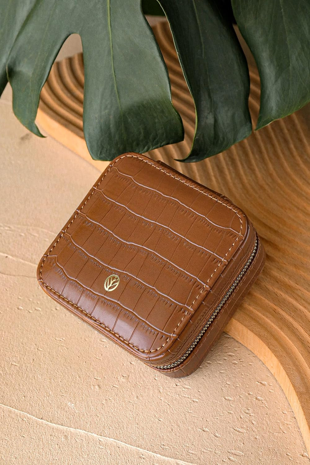 Chic Travel Jewelry Organizer Box for Women - Portable Case for Necklaces, Earrings, Bracelets & Rings - Perfect Birthday Gift for Best Friends - Trendy Crocodile Brown Design